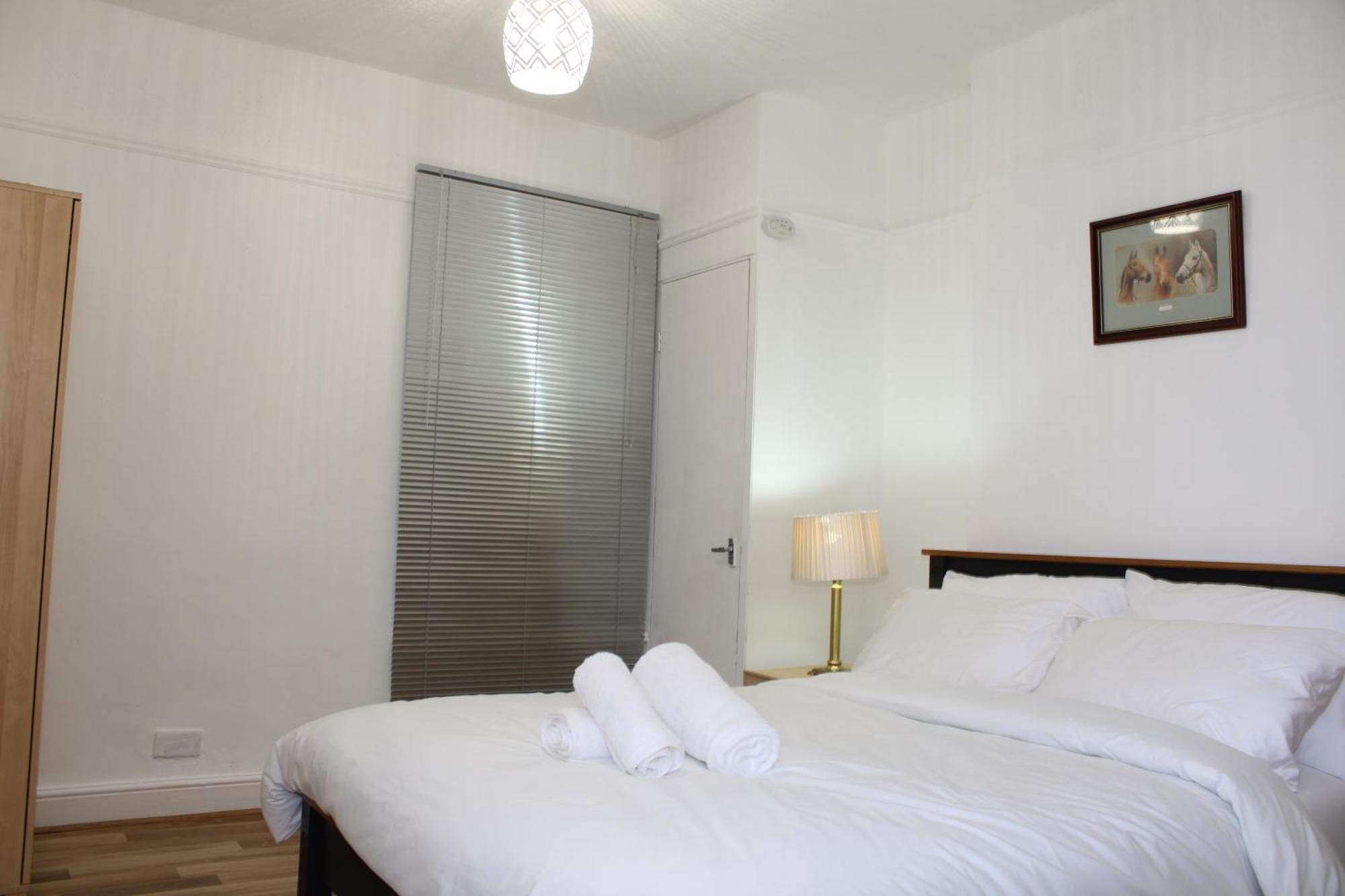 F2S Serviced Apartments 2Bedroom Terrace House With Free Wifi Netflix Suitable For Contractors Walking Distance To Train Station Derby Buitenkant foto