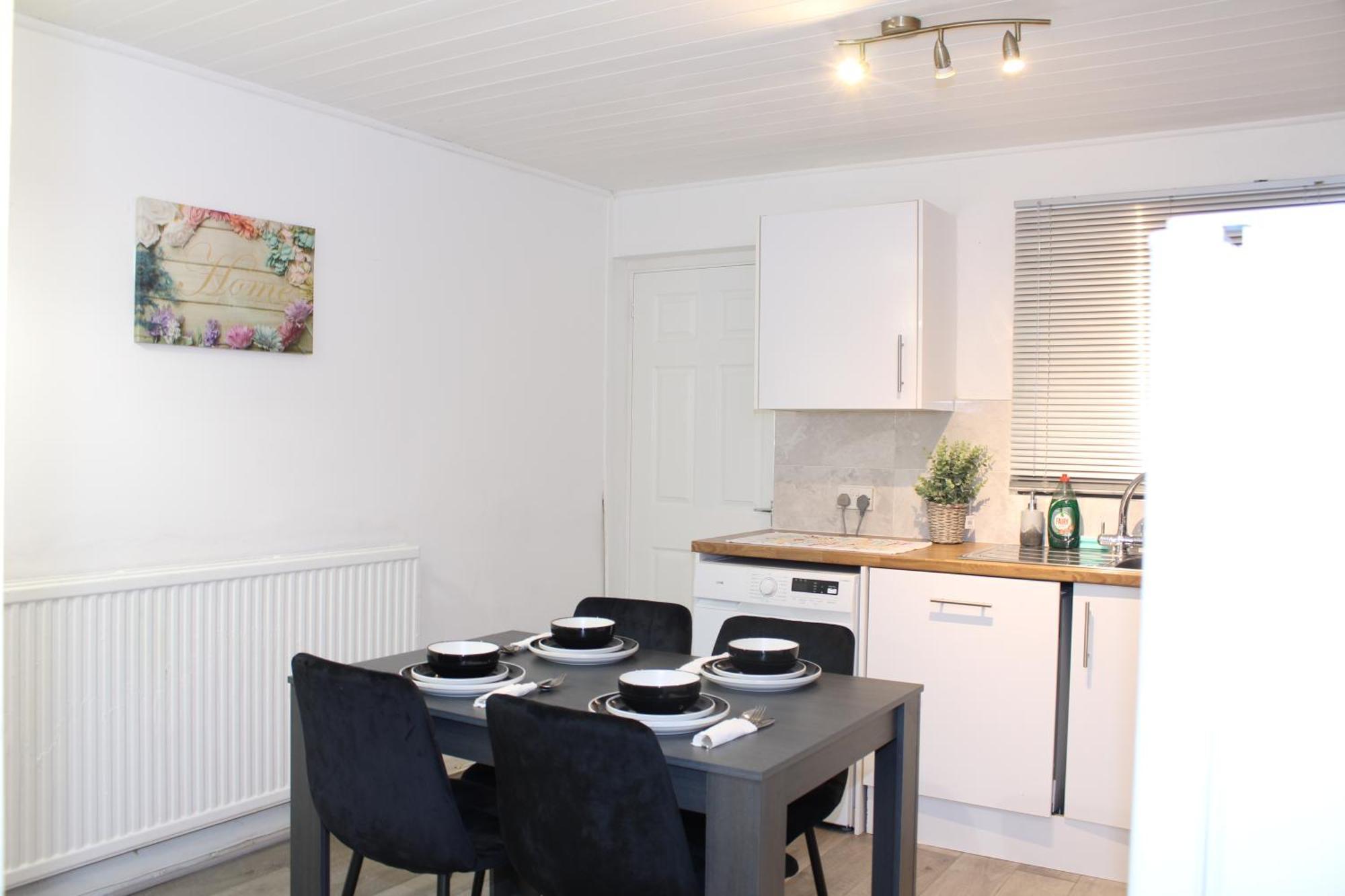 F2S Serviced Apartments 2Bedroom Terrace House With Free Wifi Netflix Suitable For Contractors Walking Distance To Train Station Derby Buitenkant foto