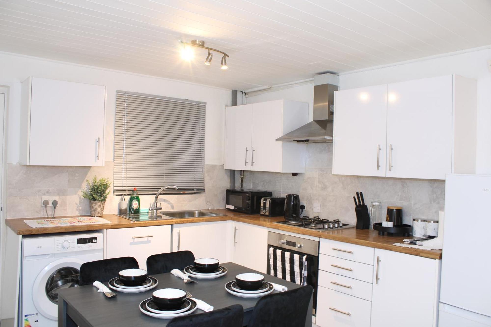 F2S Serviced Apartments 2Bedroom Terrace House With Free Wifi Netflix Suitable For Contractors Walking Distance To Train Station Derby Buitenkant foto