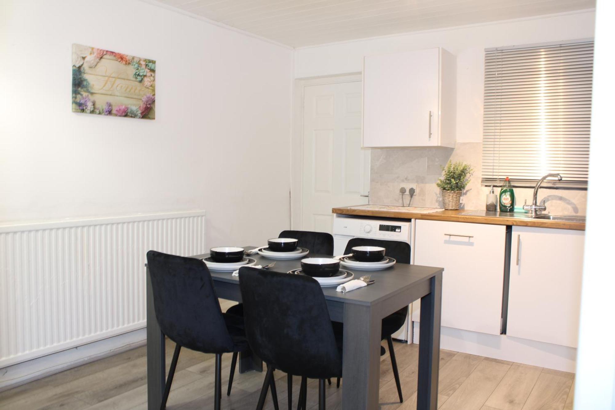 F2S Serviced Apartments 2Bedroom Terrace House With Free Wifi Netflix Suitable For Contractors Walking Distance To Train Station Derby Buitenkant foto